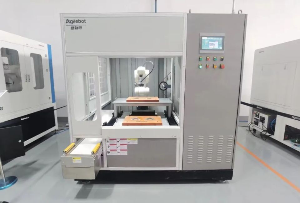 青資向“新”力 以芯片、智造、人工智能驅(qū)動(dòng)通訊技術(shù)向“新”而行，以“質(zhì)”致遠(yuǎn)